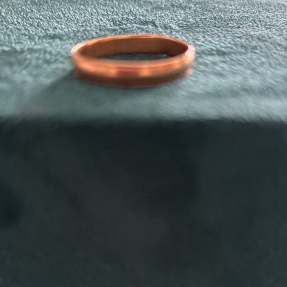 Elegant Gold-Tone Ring - Picture 2 of 3